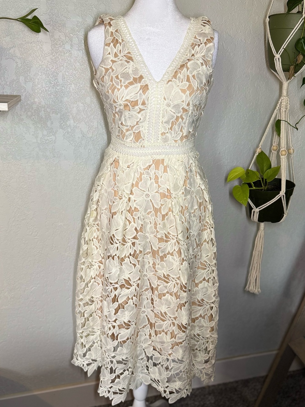 Romeo & Juliet Couture Ivory Floral Lace V-Neck Midi Dress